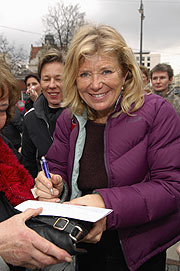 Jutta Speidel an Bord der ersten Krimitram um 15 Uhr am 24.03.2007 (Foto:Loisl Raith, photofeeling.de)